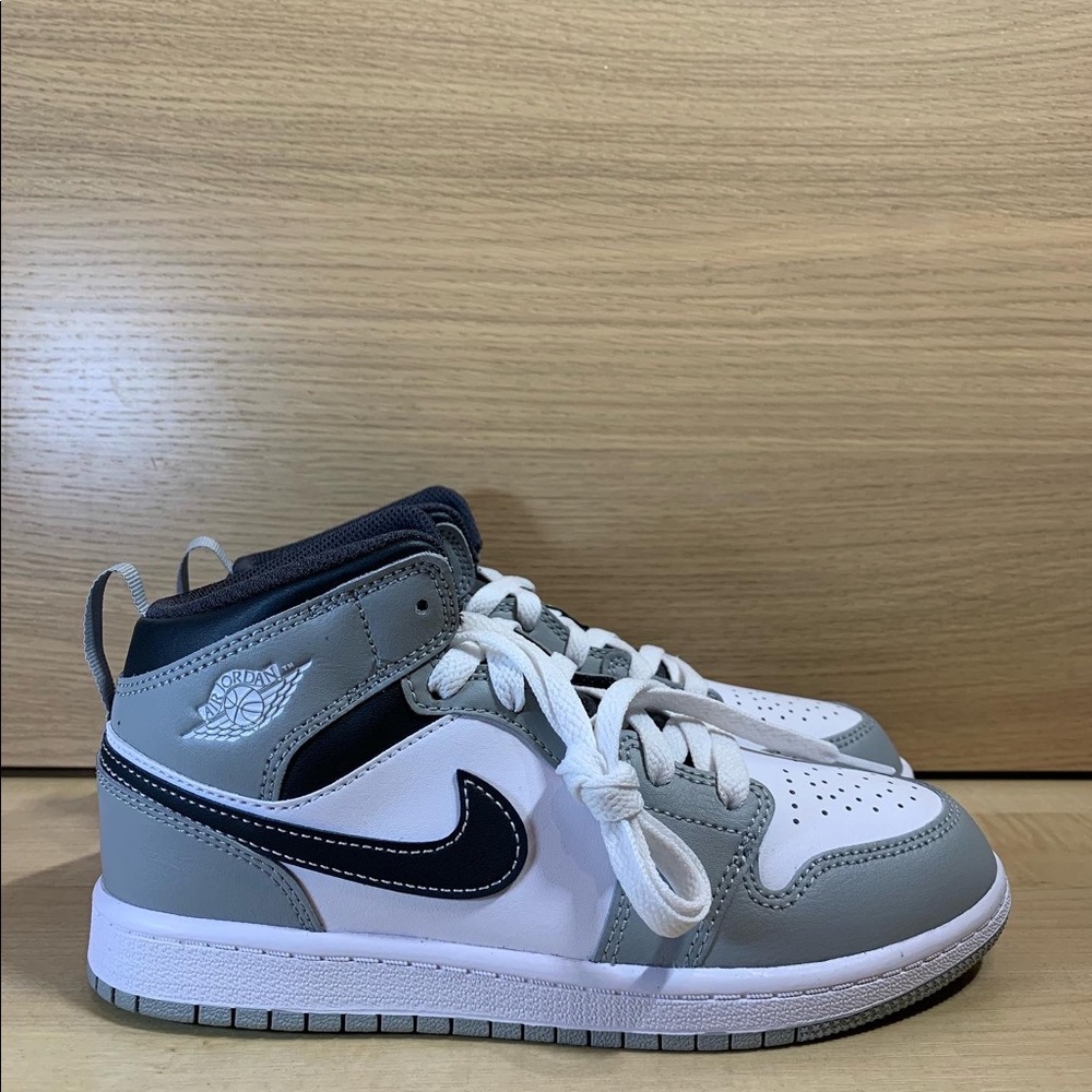Jordan 1 Mid “Light Smoke Grey”